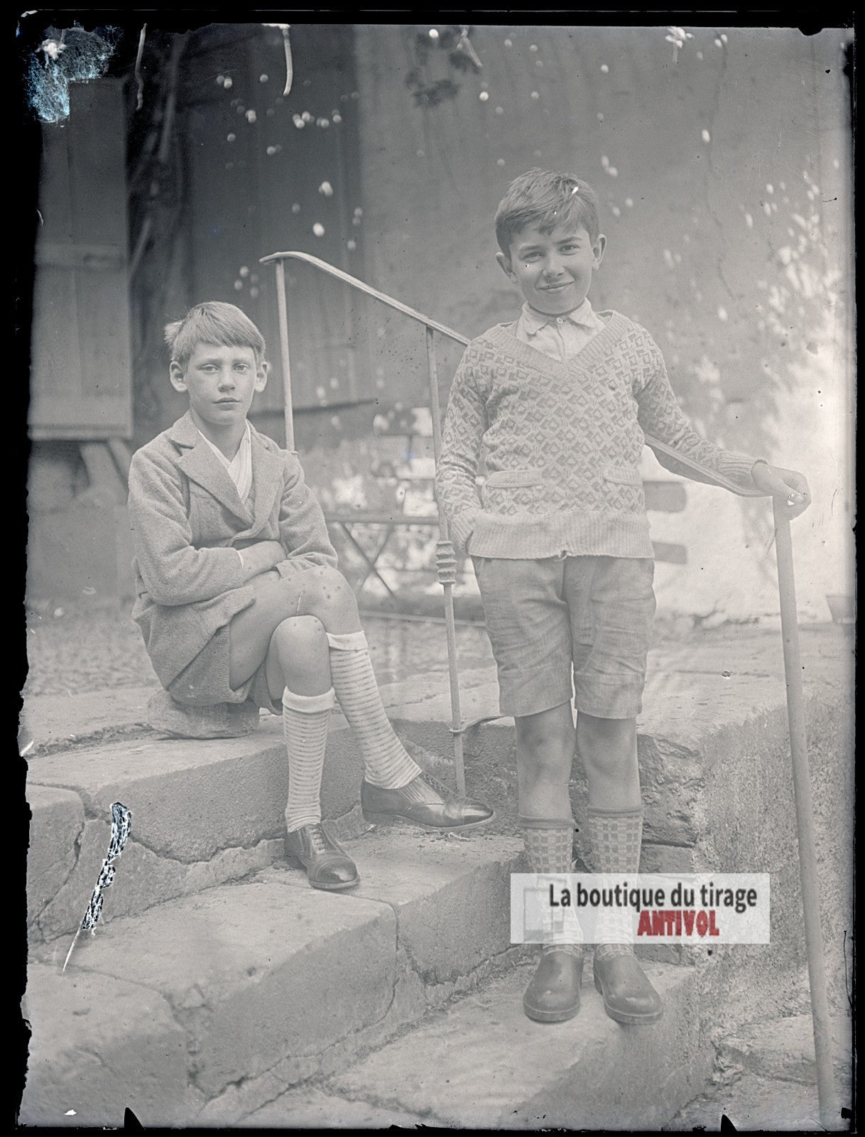 Deux jeunes garçons, escalier, plaque verre photo ancienne, négatif 9x12 cm