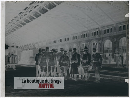 Groupe d’officiers, gare, plaque verre, photo ancienne, négatif 9x12 cm