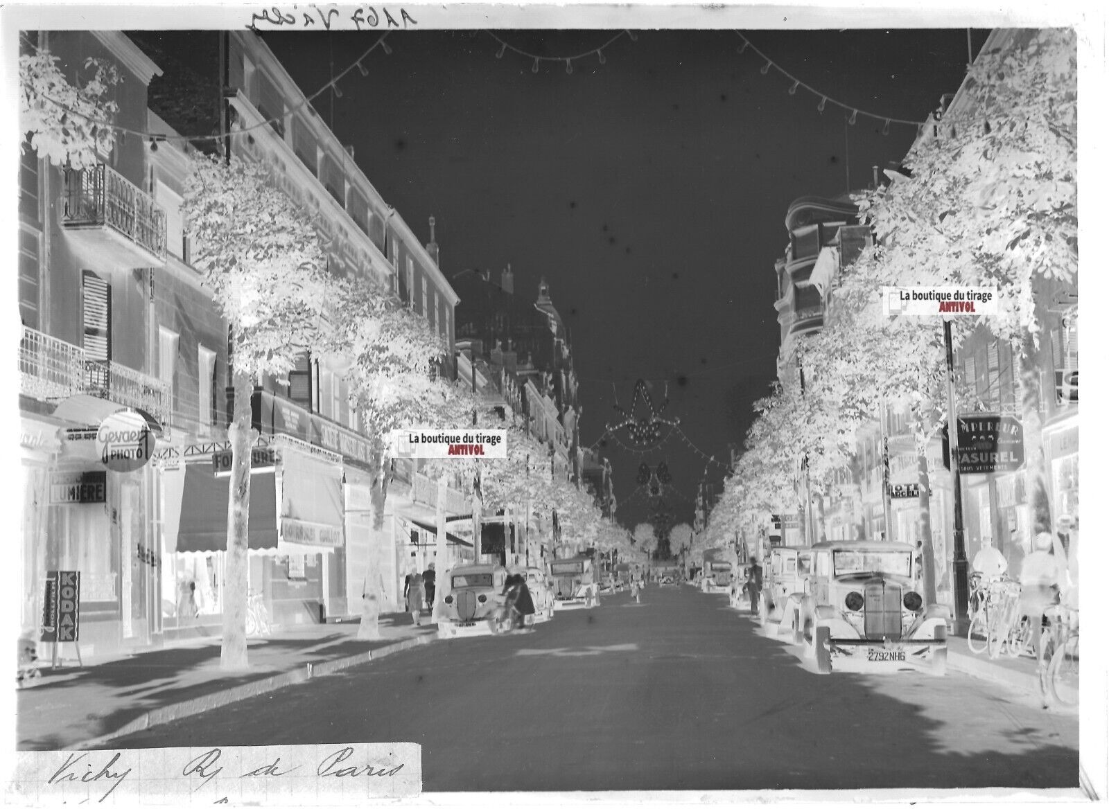 Plaque verre photo ancienne négatif noir et blanc 13x18 cm Vichy, rue de Paris