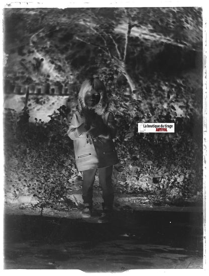 Petite fille, enfant, Plaque verre photo ancienne, négatif noir & blanc 9x12 cm