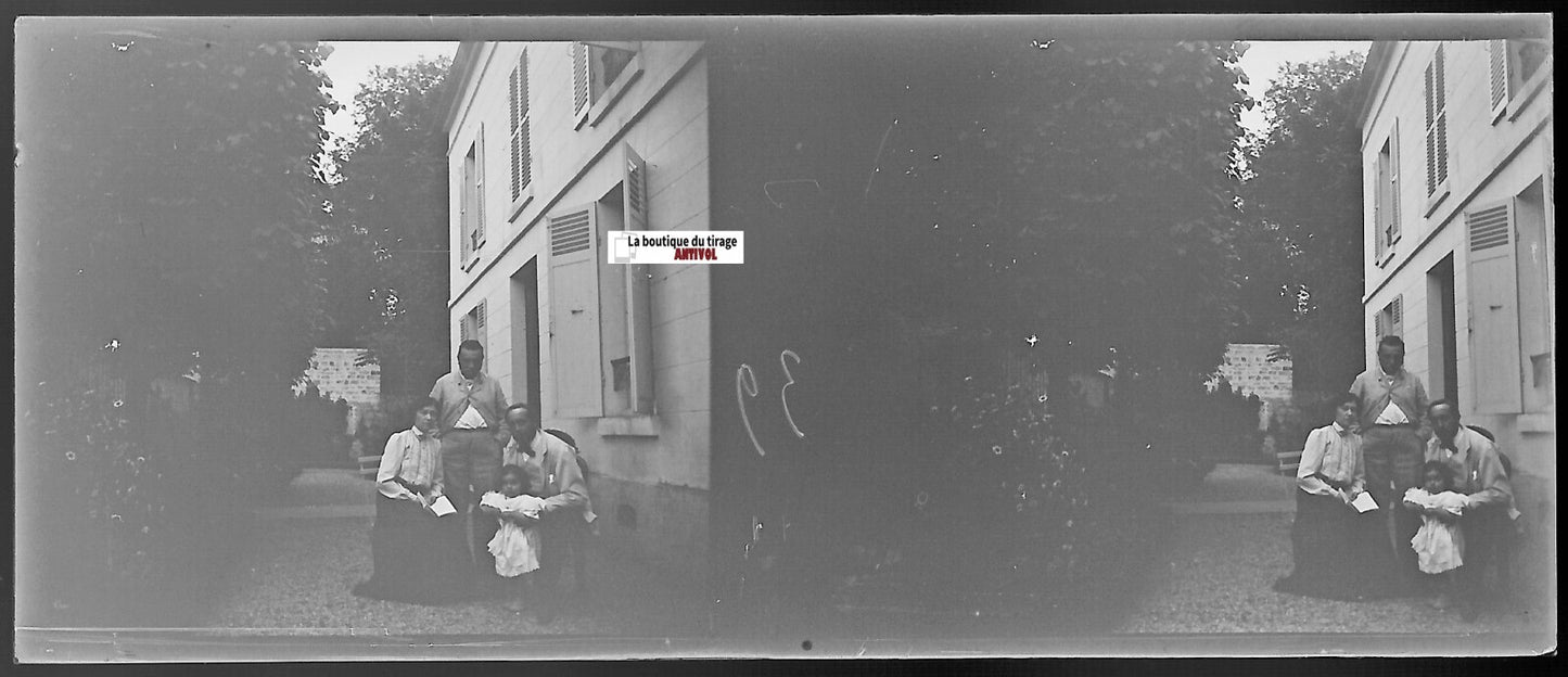 Personnes, maison, Plaque verre photo stéréo, négatif noir & blanc 4,5x10,7 cm