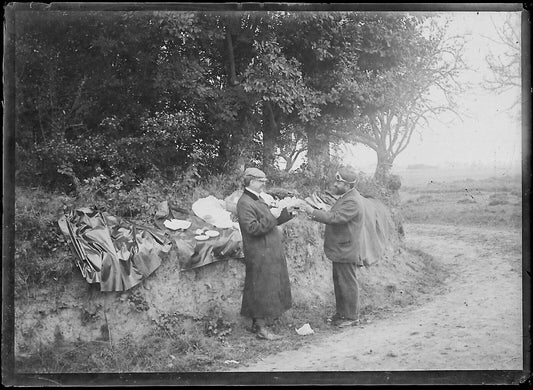 Plaque verre photo négatif noir et blanc 6x9 cm apéritif route homme France