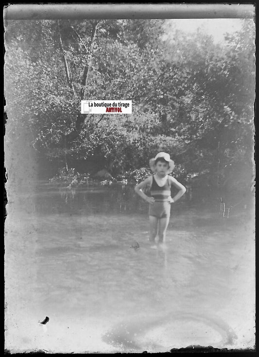 Garçon, baignade, Plaque verre photo ancienne, négatif noir & blanc 6x9 cm