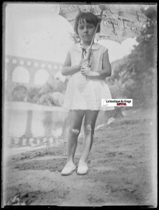 Pont du Gard, fille, Plaque verre photo ancienne, négatif noir & blanc 9x12 cm