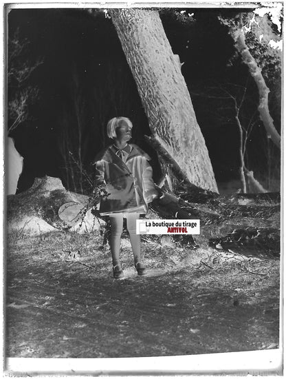 Petite fille, forêt, Plaque verre photo ancienne, négatif noir & blanc 9x12 cm