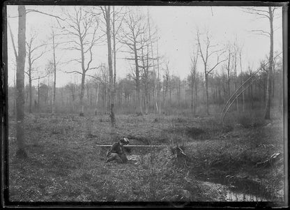 Plaque verre photo ancienne négatif noir et blanc 6x9 cm femme robe forêt France