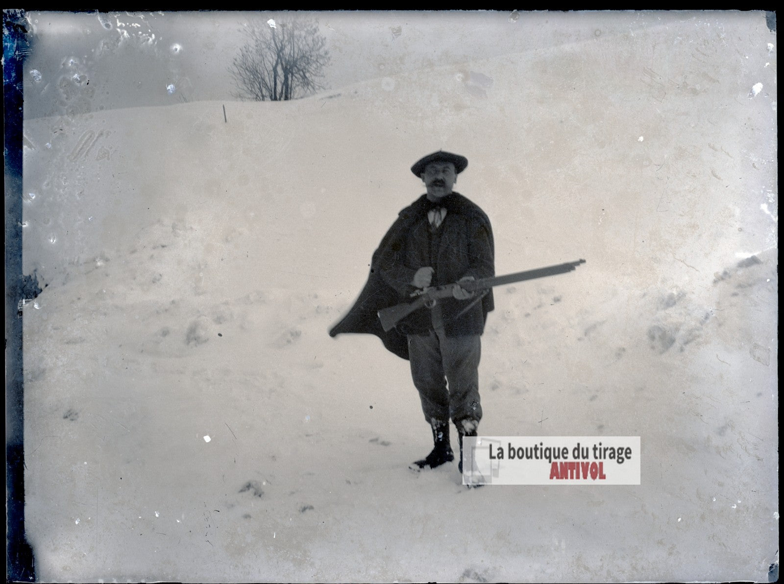 Chasseur dans un paysage enneigé, plaque verre photo ancienne, négatif 9x12 cm