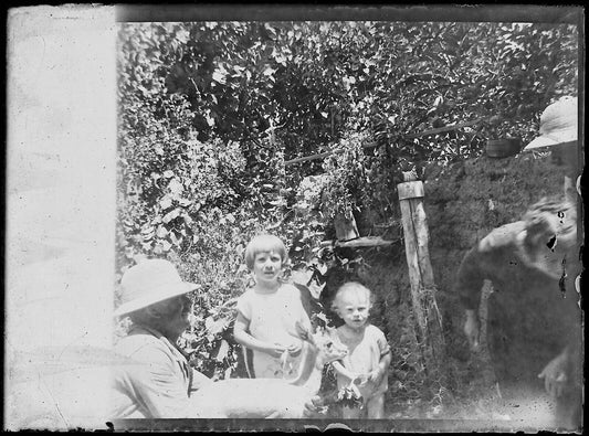 Plaque verre photo ancienne noir et blanc négatif 9x12 cm enfants jardin vintage