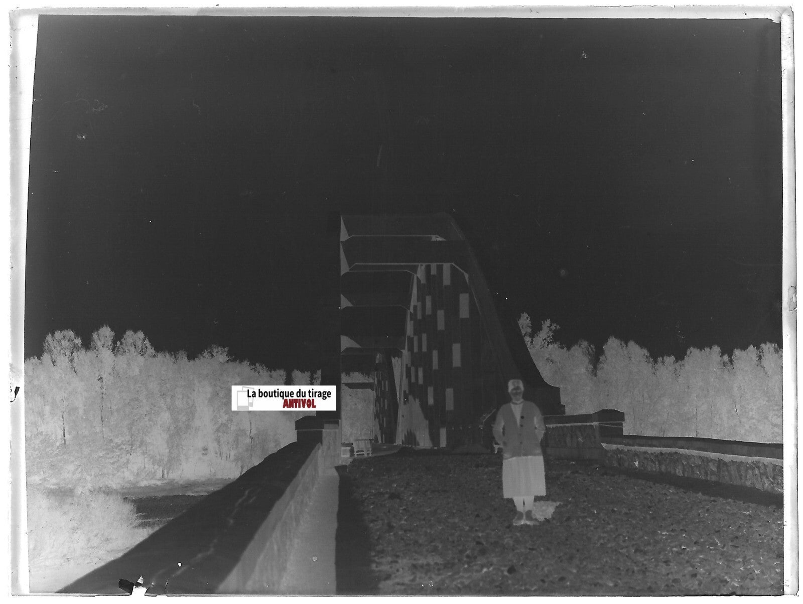 Pont, dame, France, Plaque verre photo ancienne, négatif noir & blanc 9x12 cm