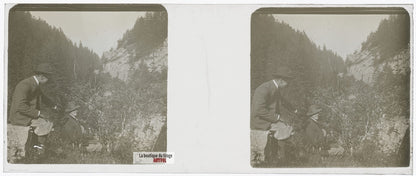 Promeneurs, montagne, plaque verre stéréo, photo ancienne 4,5x10,7 cm