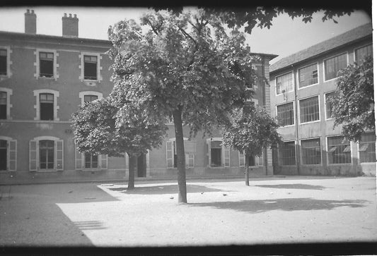 Plaque verre photo ancienne positif noir et blanc 13x18 cm Besançon cour d'école