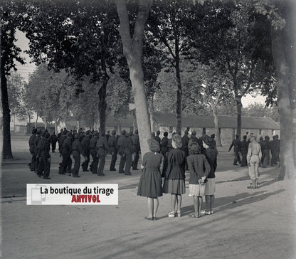 Camp du Ruchard, civils, plaque verre, photo ancienne, négatif N&B 6x13 cm