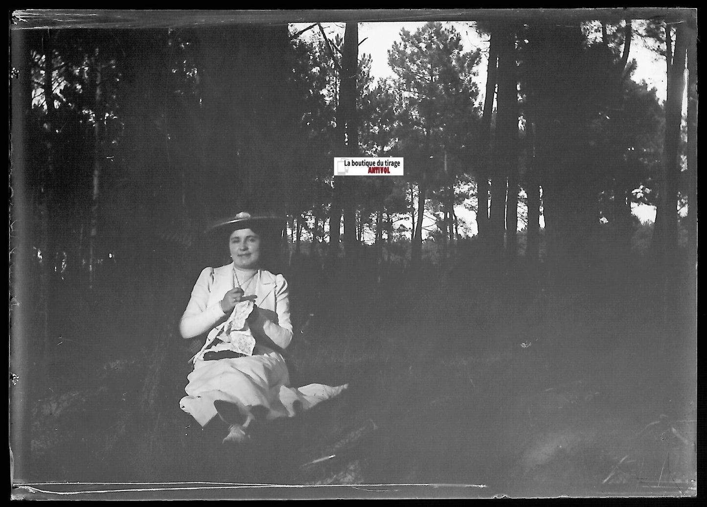 Femme, forêt, broderie, Plaque verre photo, négatif ancien noir & blanc 6x9 cm