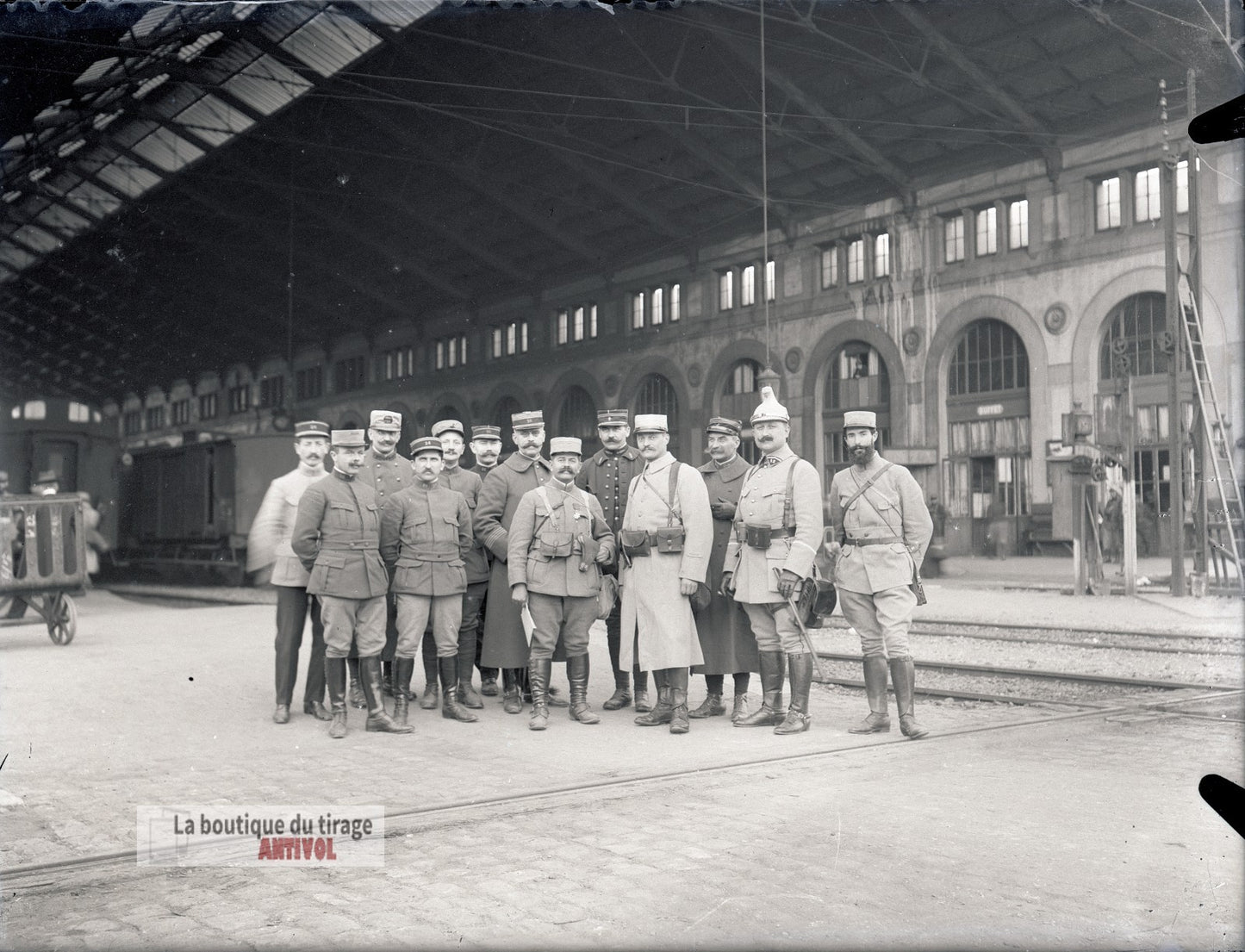 Groupe d’officiers, gare, plaque verre, photo ancienne, négatif 9x12 cm