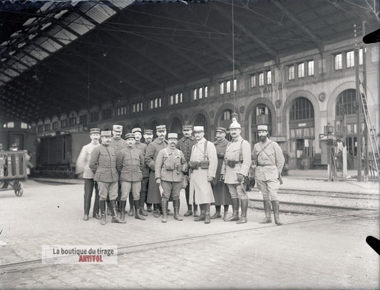 Groupe d’officiers, gare, plaque verre, photo ancienne, négatif 9x12 cm