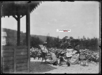 Plaque verre photo ancienne négatif noir et blanc 13x18 cm enfants jardin France