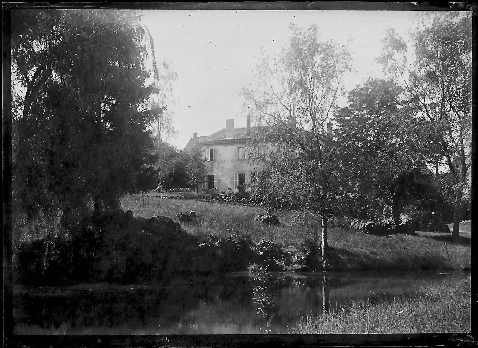Plaque verre photo ancienne négatif noir et blanc 6x9 cm maison rivière France