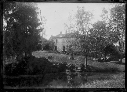 Plaque verre photo ancienne négatif noir et blanc 6x9 cm maison rivière France