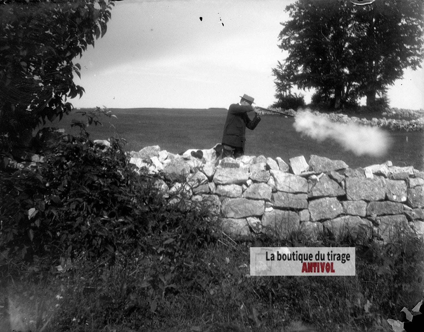 Chasseur derrière un muret, chien, plaque verre photo ancienne, négatif 9x12 cm