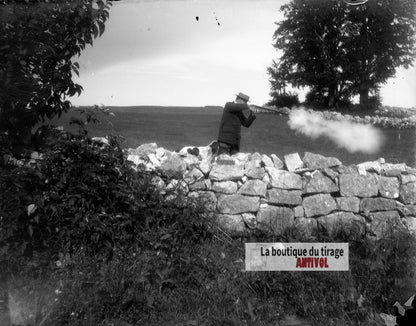 Chasseur derrière un muret, chien, plaque verre photo ancienne, négatif 9x12 cm