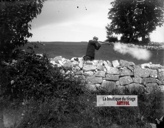 Chasseur derrière un muret, chien, plaque verre photo ancienne, négatif 9x12 cm
