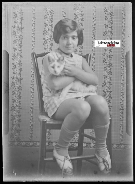 Petite fille, chat, Plaque verre photo ancienne, négatif noir & blanc 6x9 cm