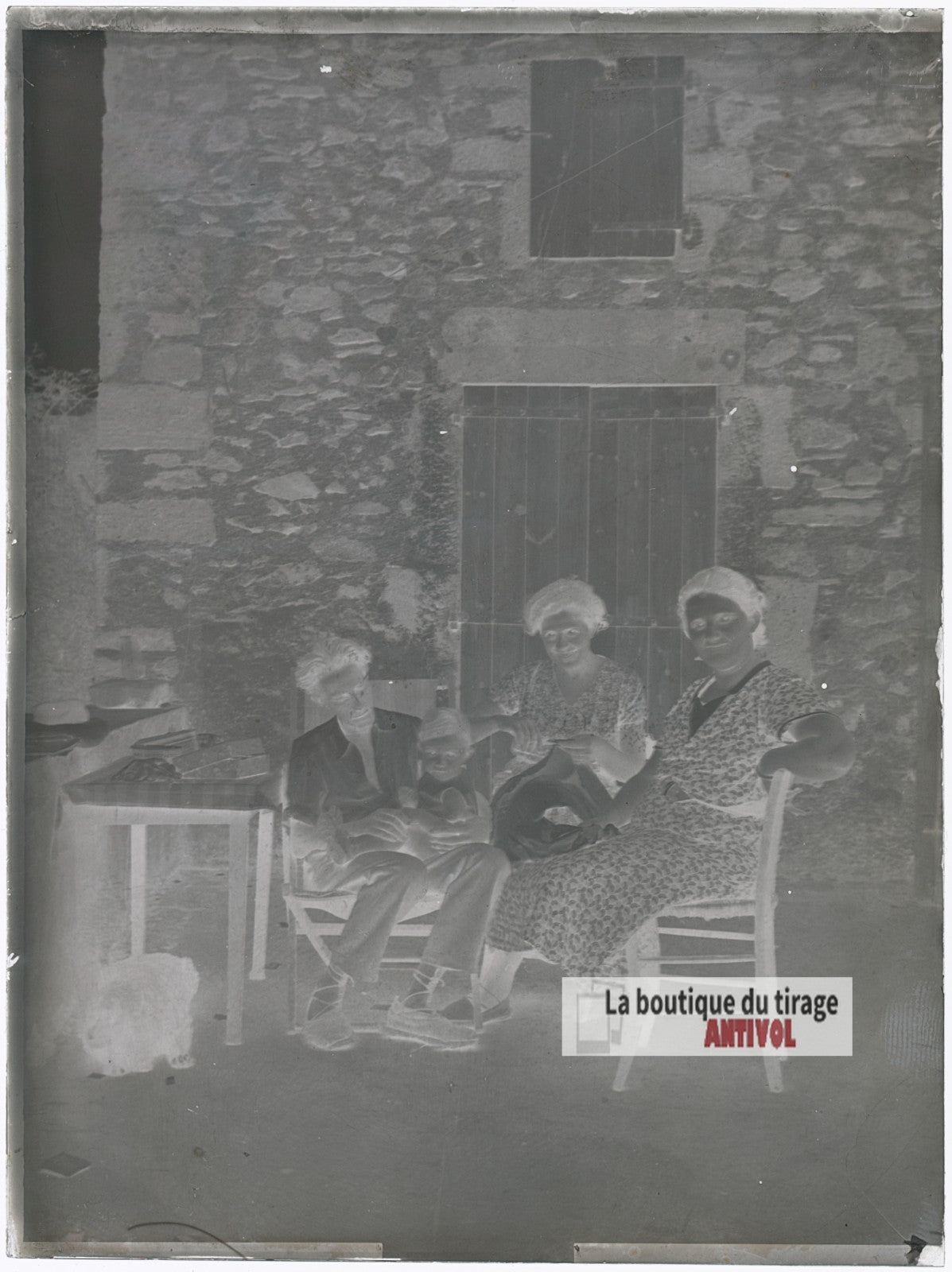 Famille devant une maison, plaque verre photo ancienne, négatif 9x12 cm