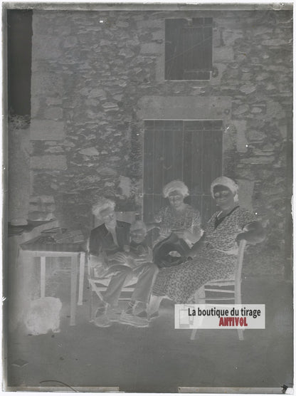 Famille devant une maison, plaque verre photo ancienne, négatif 9x12 cm