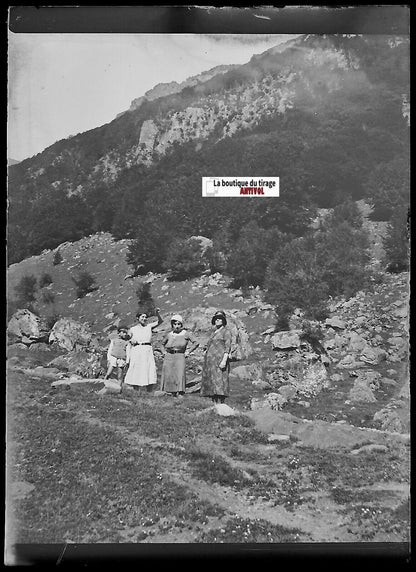 Montagne, famille, Plaque verre photo ancienne, négatif noir & blanc 6x9 cm