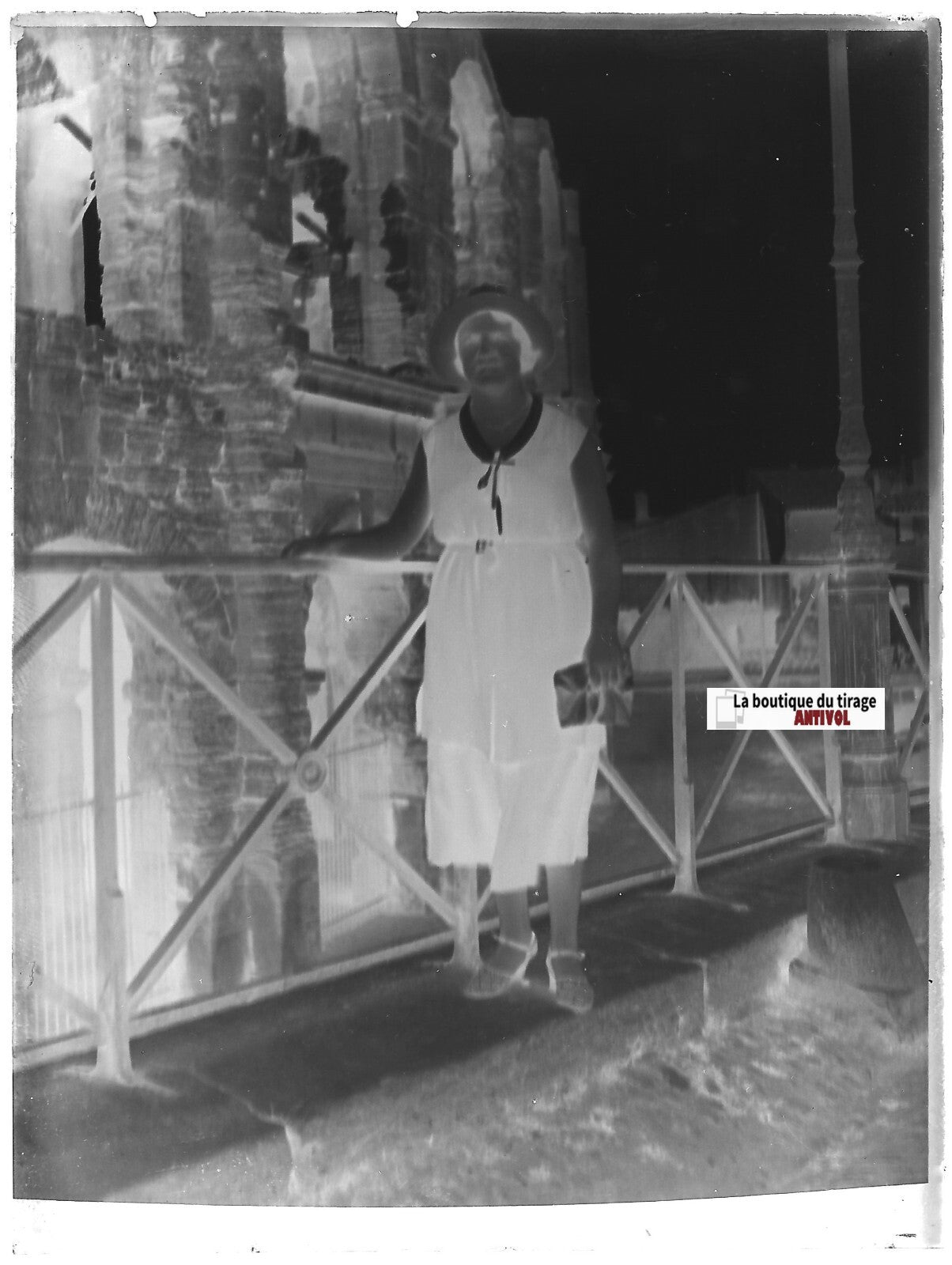 Femme, arènes, Arles, Plaque verre photo ancienne, négatif noir & blanc 9x12 cm