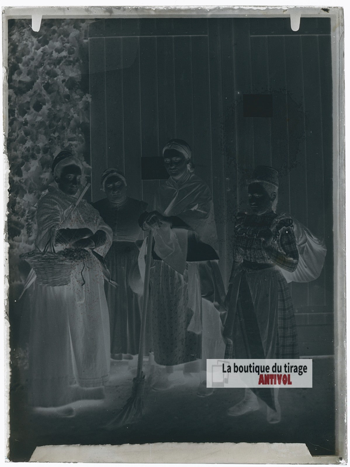 Femmes en costume régional, plaque verre photo ancienne, négatif 9x12 cm
