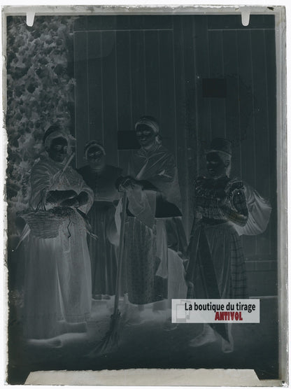 Femmes en costume régional, plaque verre photo ancienne, négatif 9x12 cm