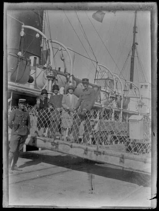 Plaque verre photo ancienne noir et blanc négatif 9x12 cm soldat bateau vintage 