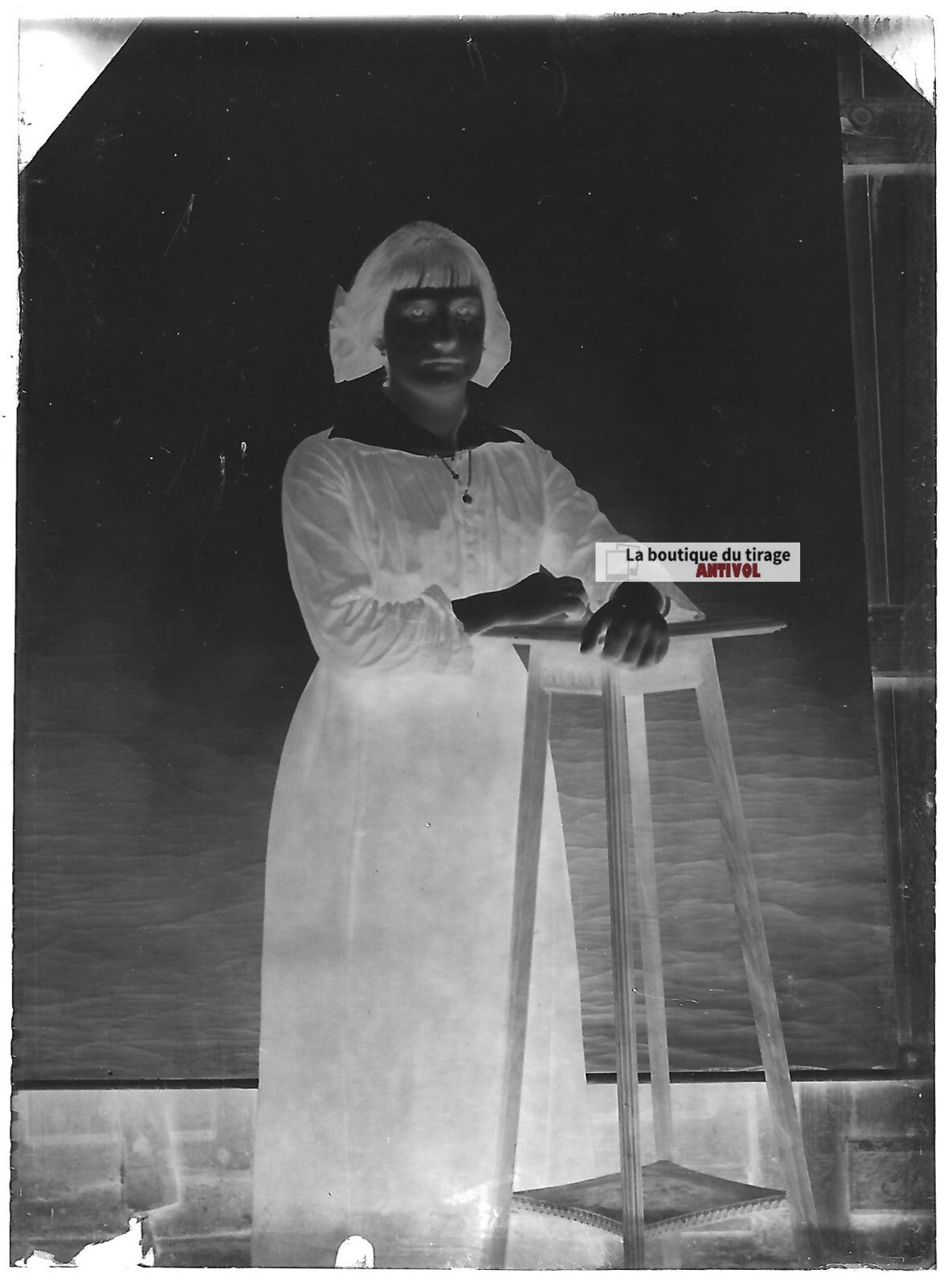 Plaque verre photo ancienne négatif noir et blanc 6x9 cm femme robe vintage 