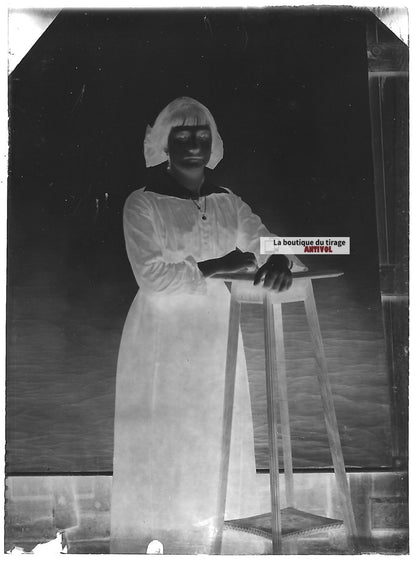 Plaque verre photo ancienne négatif noir et blanc 6x9 cm femme robe vintage 