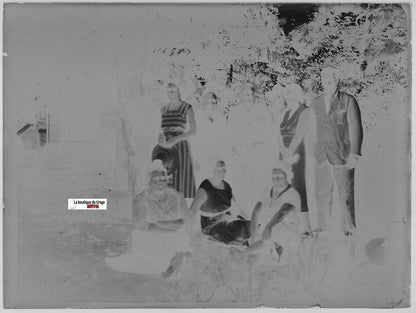 Famille, jardin, Plaque verre photo ancienne, négatif noir & blanc 9x12 cm