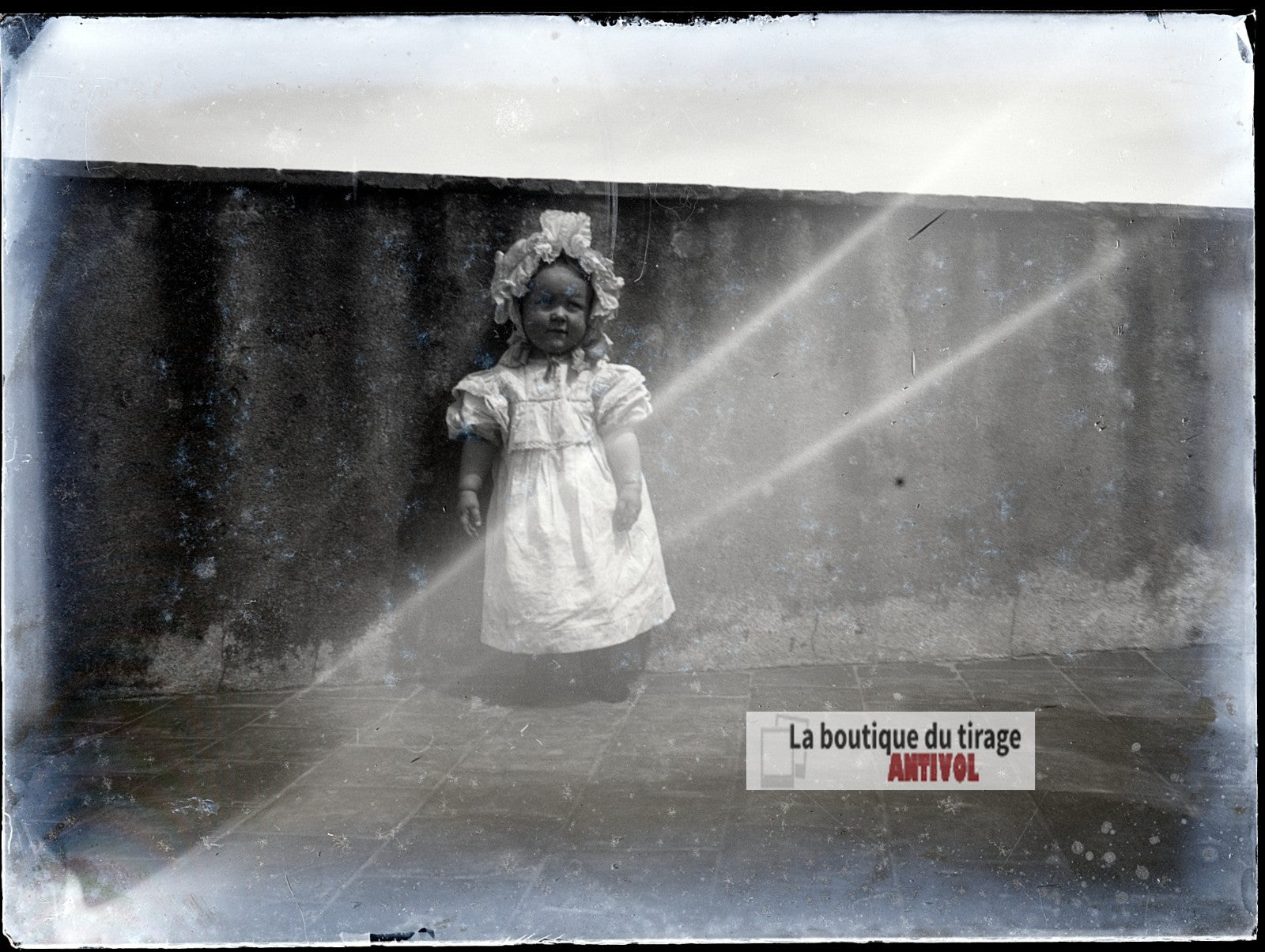 Jeune enfant en robe de cérémonie, plaque verre photo ancienne, négatif 9x12 cm