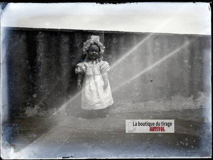 Jeune enfant en robe de cérémonie, plaque verre photo ancienne, négatif 9x12 cm