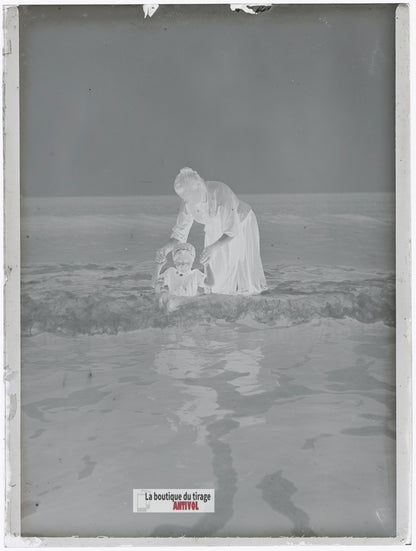 Berck-sur-Mer, enfant baignade, plaque verre photo ancienne, négatif 9x12 cm