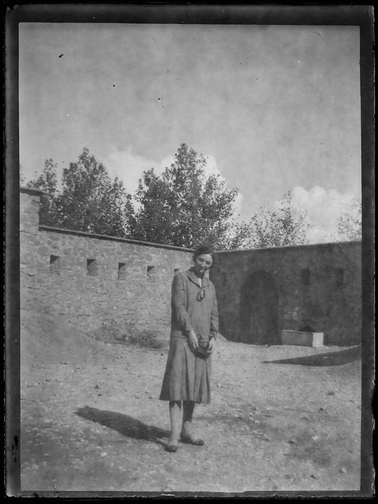 Plaque verre photo ancienne noir et blanc négatif 9x12 cm femme maison jardin