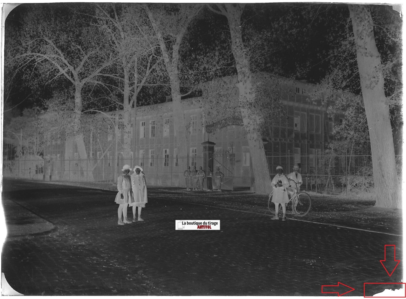 Caserne militaire, Plaque verre photo ancienne négatif noir et blanc 13x18 cm
