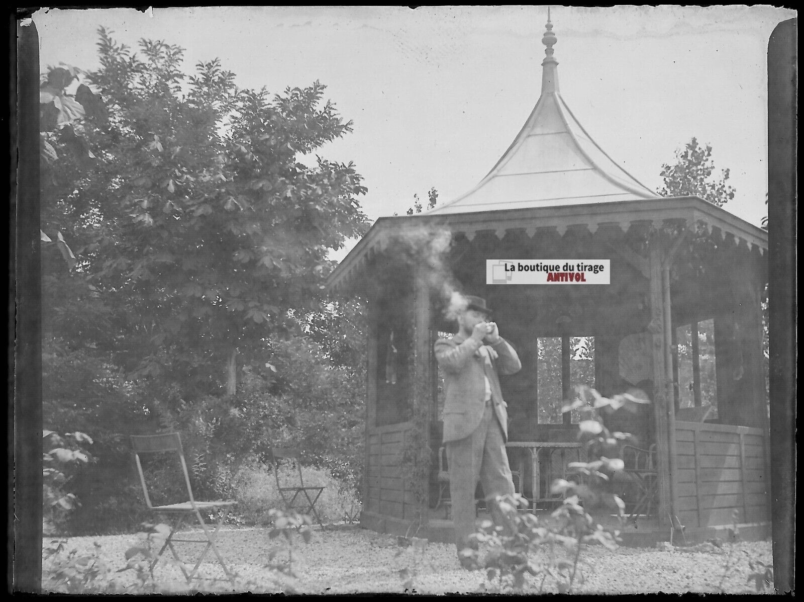 Plaque verre photo ancien négatif noir et blanc 9x12 cm homme jardin kiosque