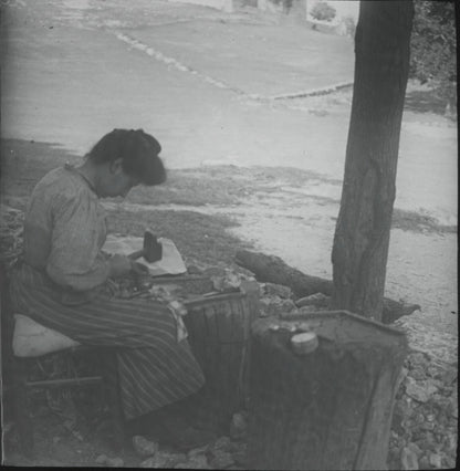 Aiguines, jeune fille, Var, photo ancienne plaque de verre, positif 8,5x10 cm