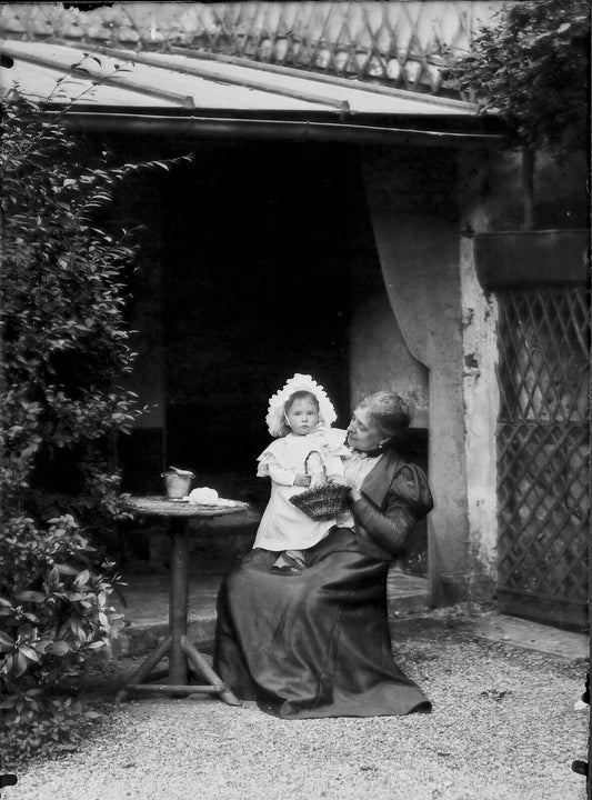 Plaque verre photo négatif 13x18 cm, noir et blanc vintage, bébé avec grand-mère