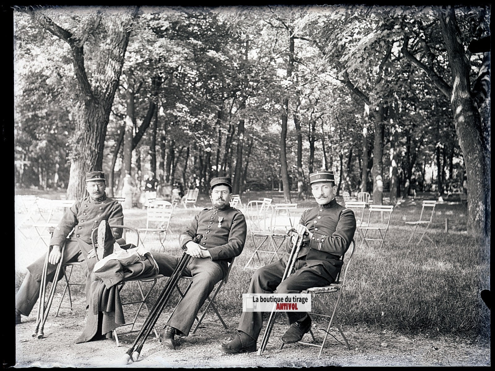 Officiers au repos, soldats, plaque verre, photo ancienne, négatif N&B 9x12 cm