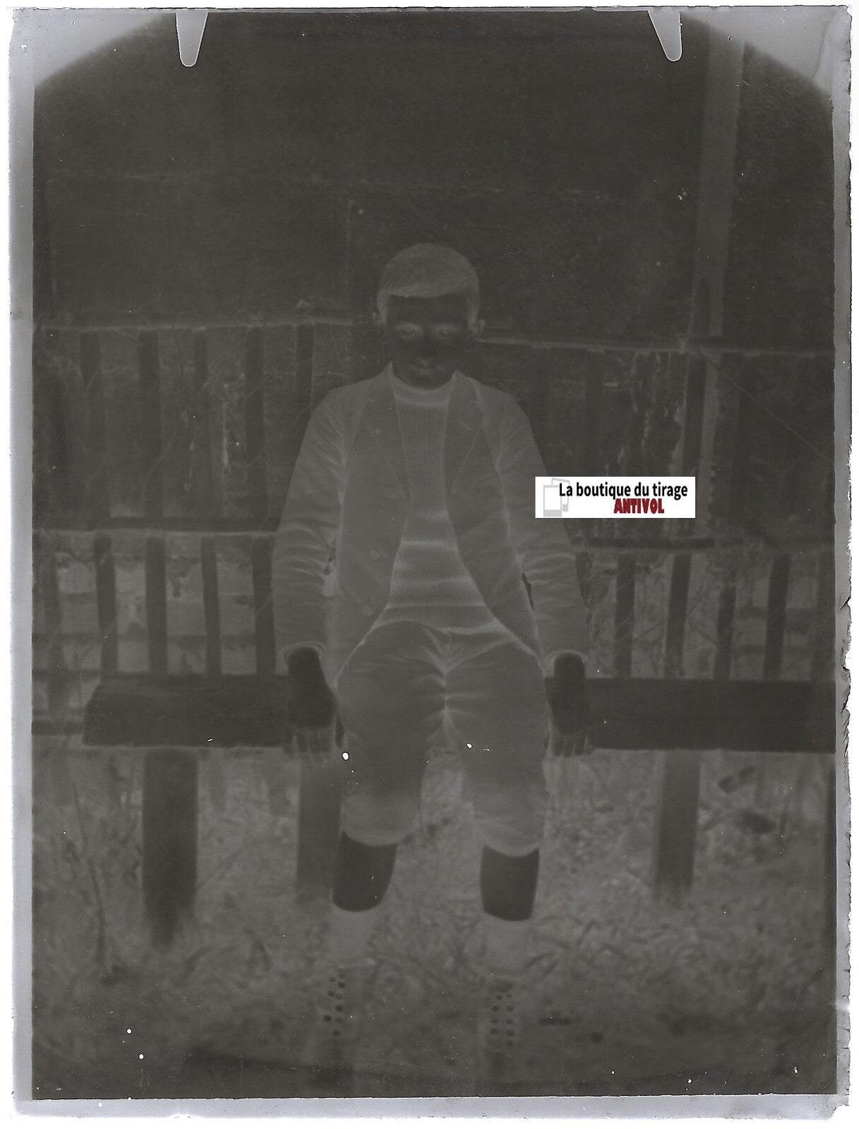 Garçon sur un banc, plaque verre photo ancienne, négatif noir & blanc 9x12 cm