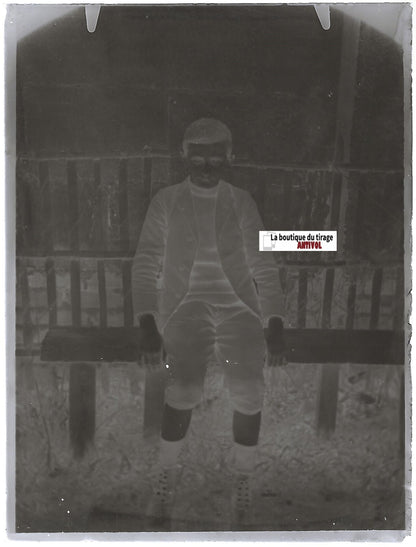Garçon sur un banc, plaque verre photo ancienne, négatif noir & blanc 9x12 cm