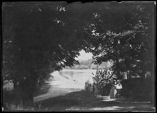 Plaque verre photo négatif noir et blanc 6x9 cm dame enfant route eau France 