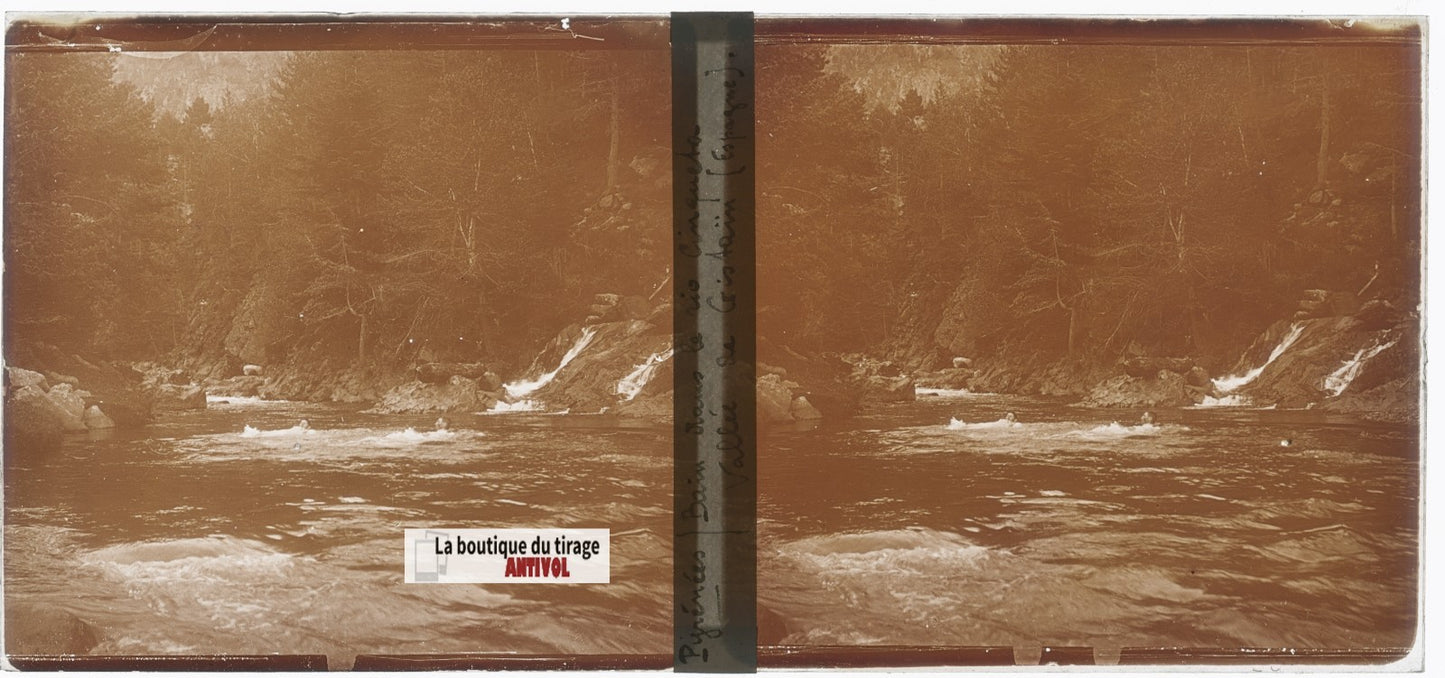 Baignade Rio Cinqueta, plaque verre, photo ancienne stéréo, sépia 6x13 cm