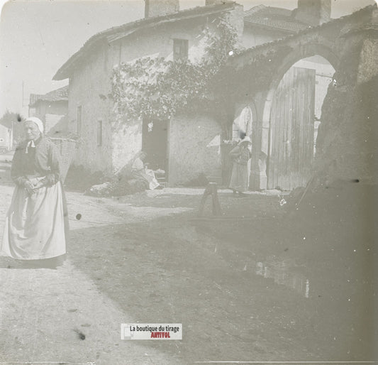 Cour de ferme villageoise, plaque verre stéréo, photo ancienne 4,5x10,7 cm